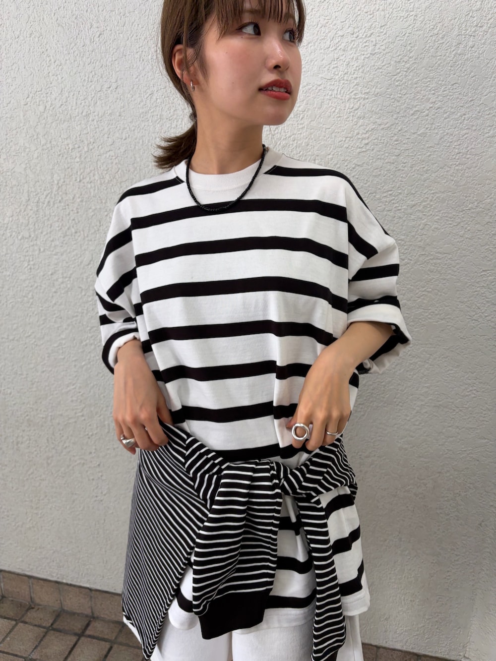 ホワイト系のTシャツ/カットソー、ブラック系のTシャツ/カットソー、ホワイト系のその他パンツを着用したレディースの夏コーディネートの4枚目の写真