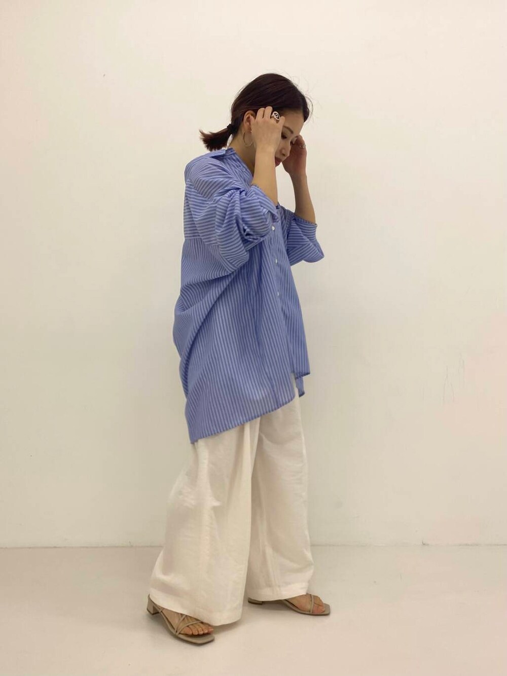 「newarrival、休日スタイル、低身長コーデ、ROSSO、シャツコーデ、紫外線対策、低身長×ストレート、やや暑い、トレンドシャツ」｜「F by ROSSOの『UR TECH』F by ROSSO　イージーリネンオーバーシャツ（シャツ/ブラウス、ブルー系）」を使った、emariさん（レディース・152cm）の春コーディネートの2枚目の写真