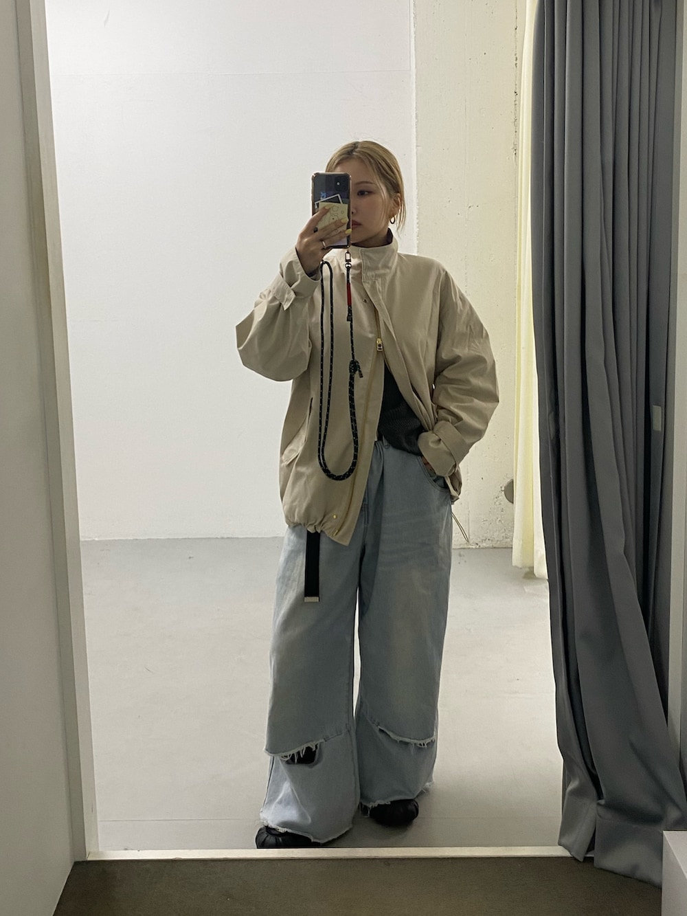 ベージュ系のその他アウターを着用したレディースの冬コーディネートの2枚目の写真