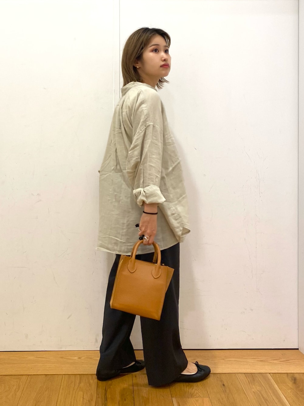 グレー系のその他パンツ、グレー系のシャツ/ブラウス、ブラウン系のショルダーバッグを着用したレディースの秋コーディネートの2枚目の写真