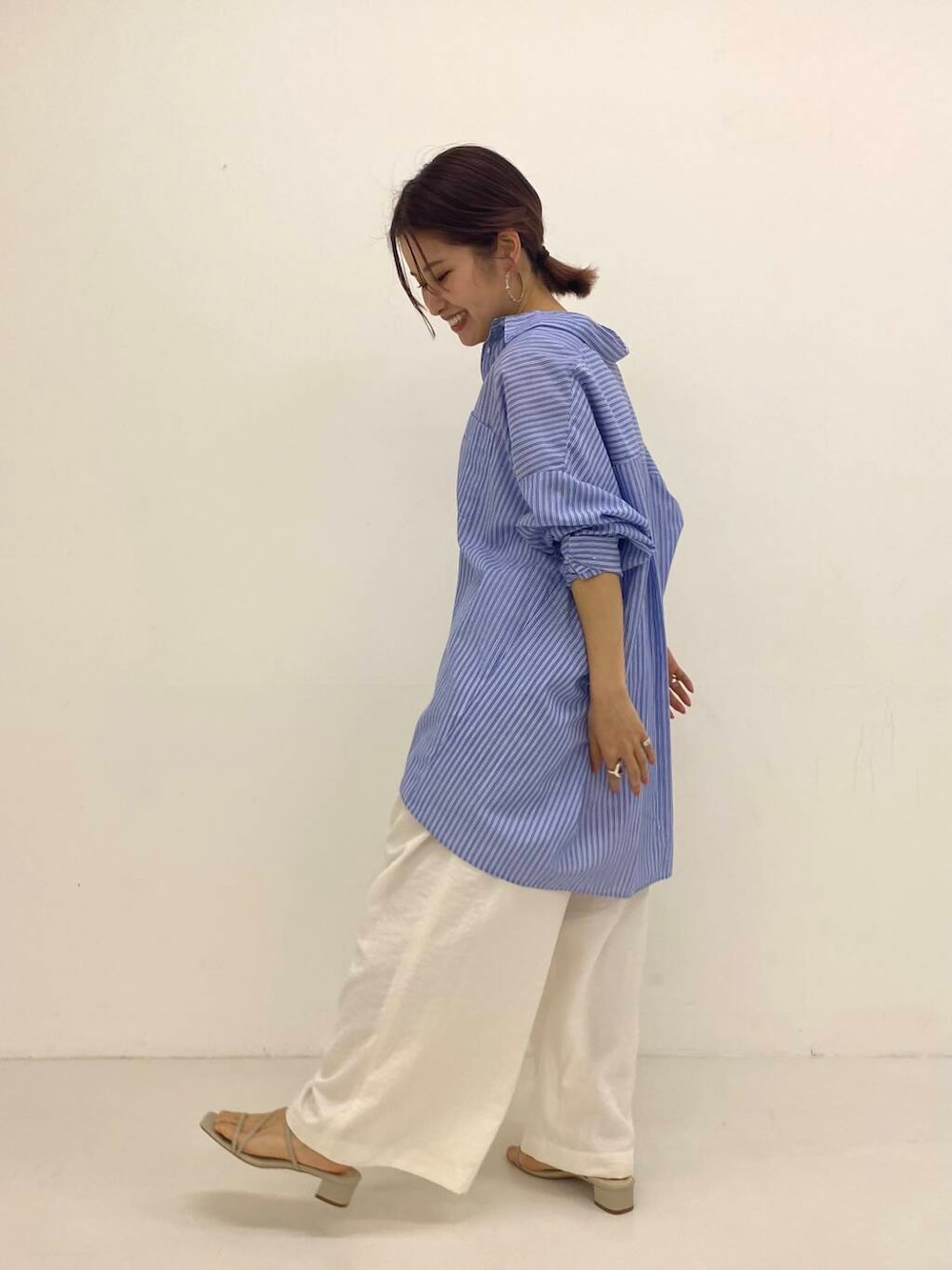 「newarrival、休日スタイル、低身長コーデ、ROSSO、シャツコーデ、紫外線対策、低身長×ストレート、やや暑い、トレンドシャツ」｜「F by ROSSOの『UR TECH』F by ROSSO　イージーリネンオーバーシャツ（シャツ/ブラウス、ブルー系）」を使った、emariさん（レディース・152cm）の春コーディネートの3枚目の写真