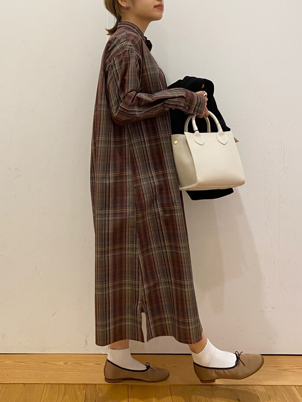 「オトナカジュアル、秋服、秋コーデ、お出かけコーデ、おしゃれさんと繋がりたい、低身長コーデ、ミニバッグ、テーラードコート、ミドルコート、コート、シャツワンピ、チェックワンピース、チェック、バレエシューズ、URBAN RESEARCH DOORS」｜「URBAN RESEARCH DOORSのサテン深バレエシューズ（バレエシューズ、ブラウン系）」を使った、emariさん（レディース・152cm）の秋コーディネートの5枚目の写真