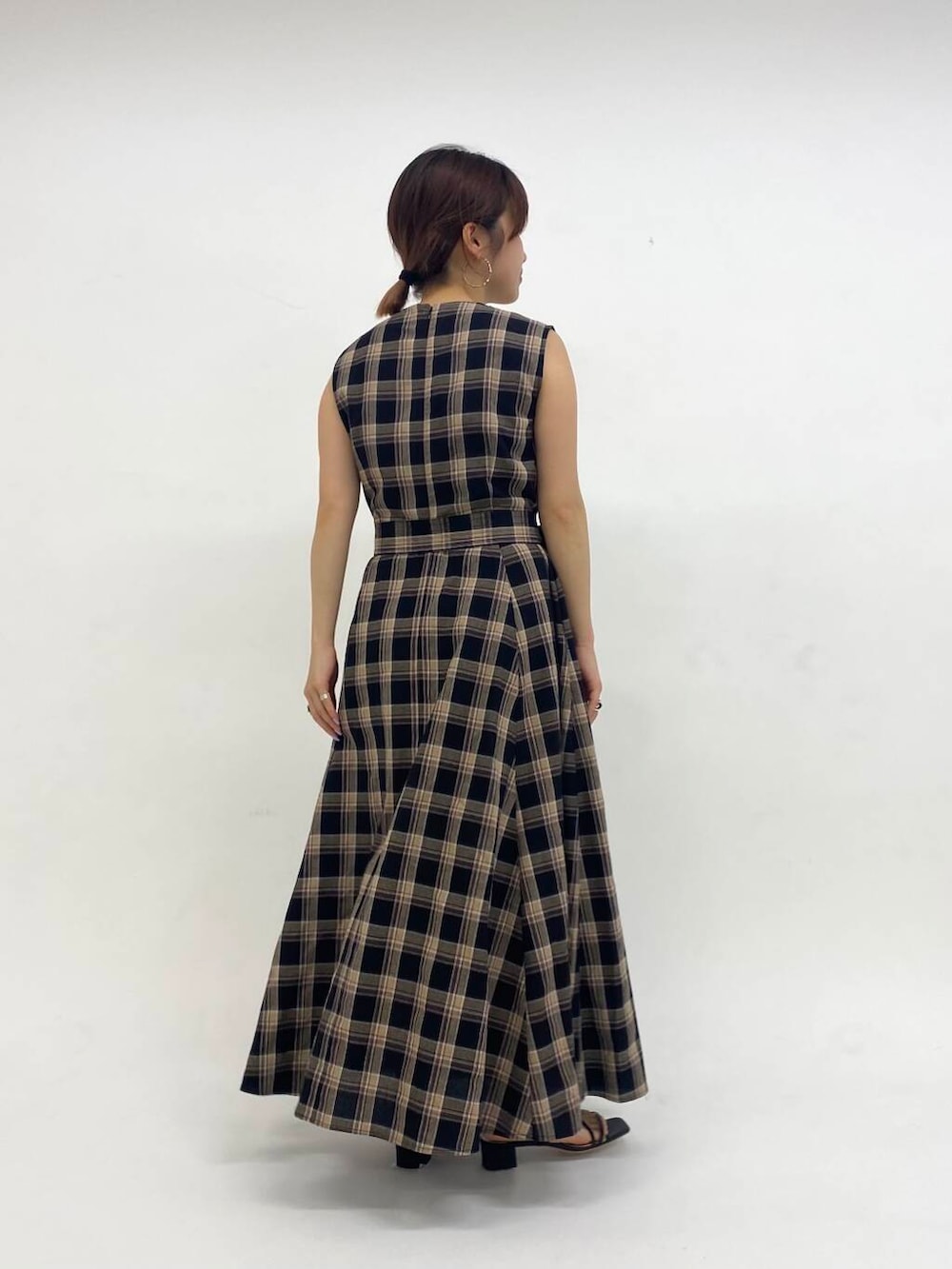 「ワンピース、newarrival、ROSSO、きれいめコーデ、チェックワンピース、旅行コーデ、夏ワンピース、低身長×ストレート、とても暑い」｜「URBAN RESEARCH ROSSO WOMENの『WEB限定』サマーチェックドレス（ワンピース、ブラック系）」を使った、emariさん（レディース・152cm）の夏コーディネートの4枚目の写真