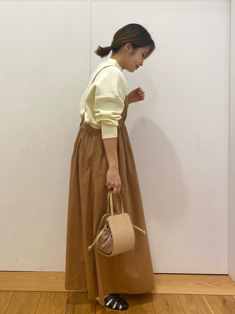 「春服、春コーデ、キャミワンピース、キャミワンピ、ニット、春ニット、巾着バッグ、グルカサンダル、unfil、URBAN RESEARCH DOORS、URBAN RESEARCH DOORS WOMENS、低身長、きれいめカジュアル、大人カジュアル、ワンピース」｜「URBAN RESEARCH DOORSの2WAY巾着ミニバッグ（ショルダーバッグ、ベージュ系）」を使った、emariさん（レディース・152cm）の春コーディネートの3枚目の写真
