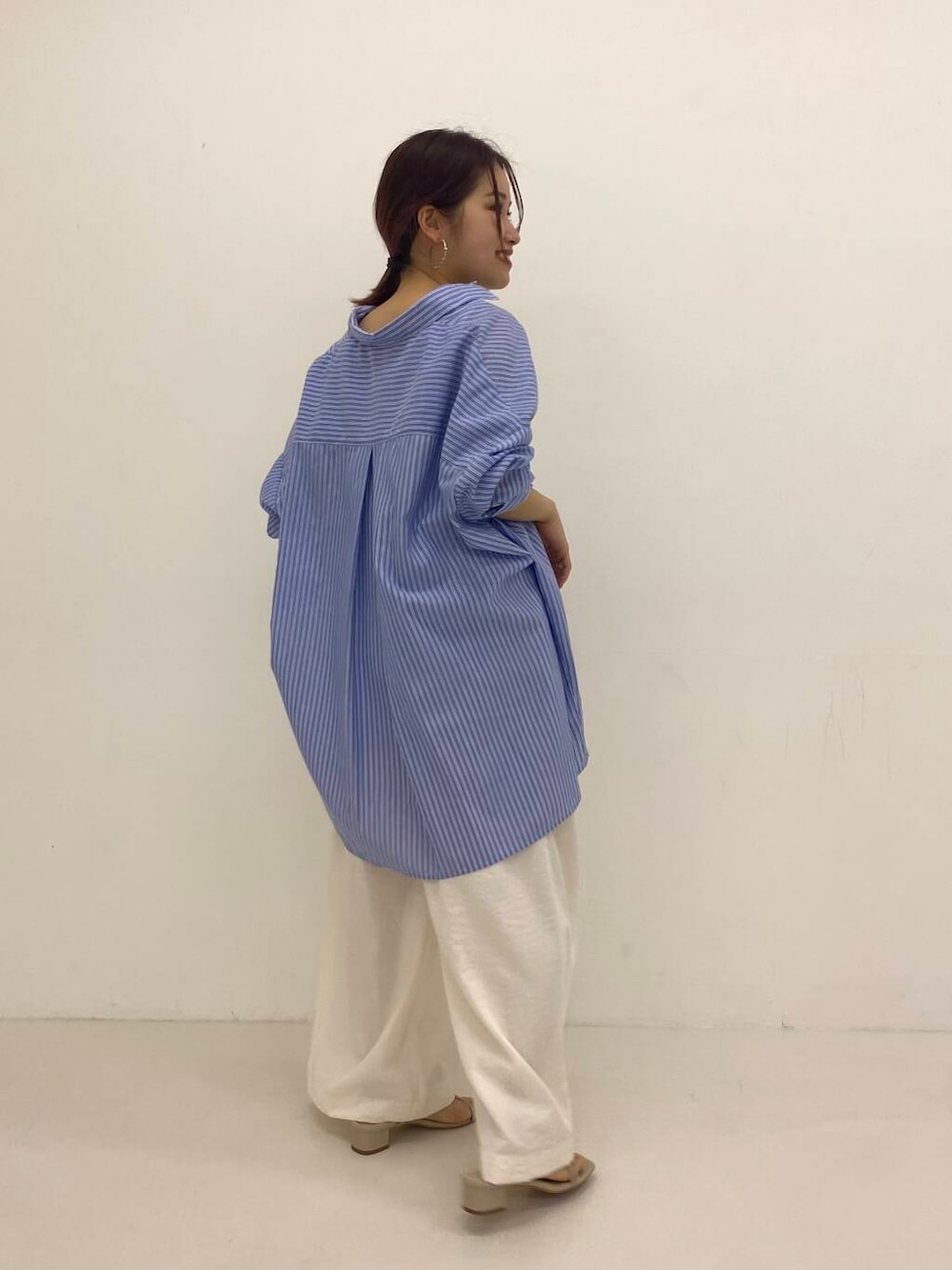 「newarrival、休日スタイル、低身長コーデ、ROSSO、シャツコーデ、紫外線対策、低身長×ストレート、やや暑い、トレンドシャツ」｜「F by ROSSOの『UR TECH』F by ROSSO　イージーリネンオーバーシャツ（シャツ/ブラウス、ブルー系）」を使った、emariさん（レディース・152cm）の春コーディネートの4枚目の写真