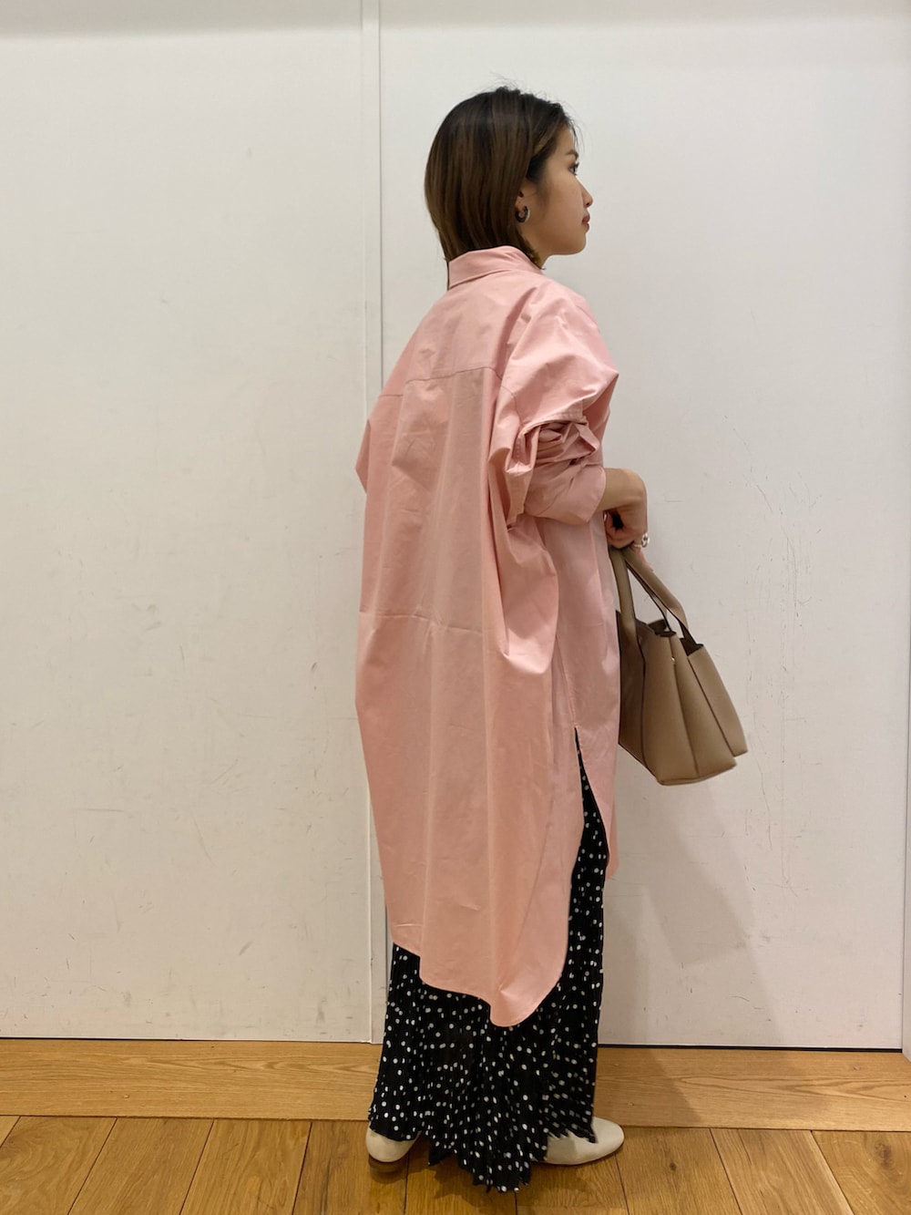 「春コーデ、ビッグシルエット、ビッグシャツ、シャツスタイル、シャツ、プリーツスカート、スカートスタイル、春カラー、URBAN RESEARCH DOORS、URBAN RESEARCH DOORS WOMENS、低身長コーデ」｜「URBAN RESEARCH DOORSのコットンビッグシャツ（シャツ/ブラウス、ピンク系）」を使った、emariさん（レディース・152cm）の冬コーディネートの4枚目の写真