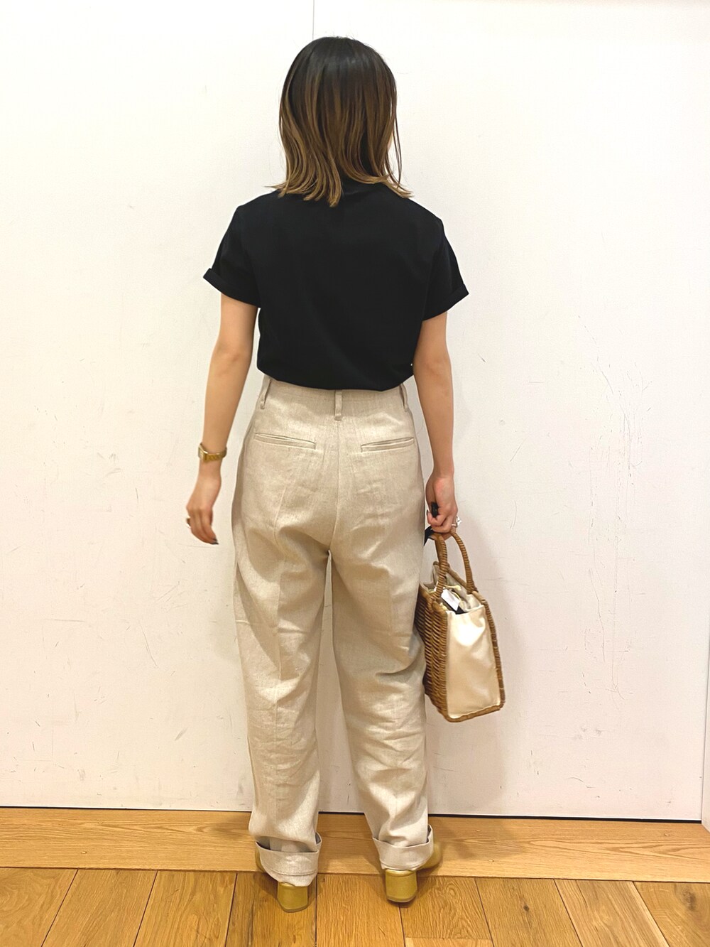 ホワイト系のハンドバッグ、ブラック系のTシャツ/カットソー、ベージュ系のその他パンツを着用したレディースの夏コーディネートの3枚目の写真