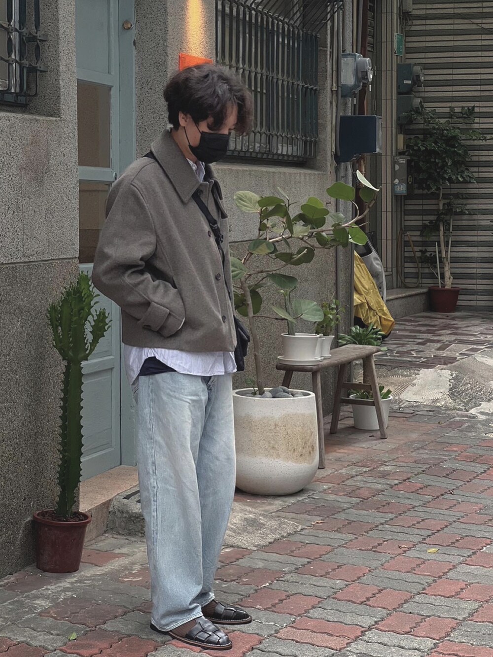 その他のデニムパンツ、ブラック系のサンダルを着用したメンズの秋コーディネートの2枚目の写真