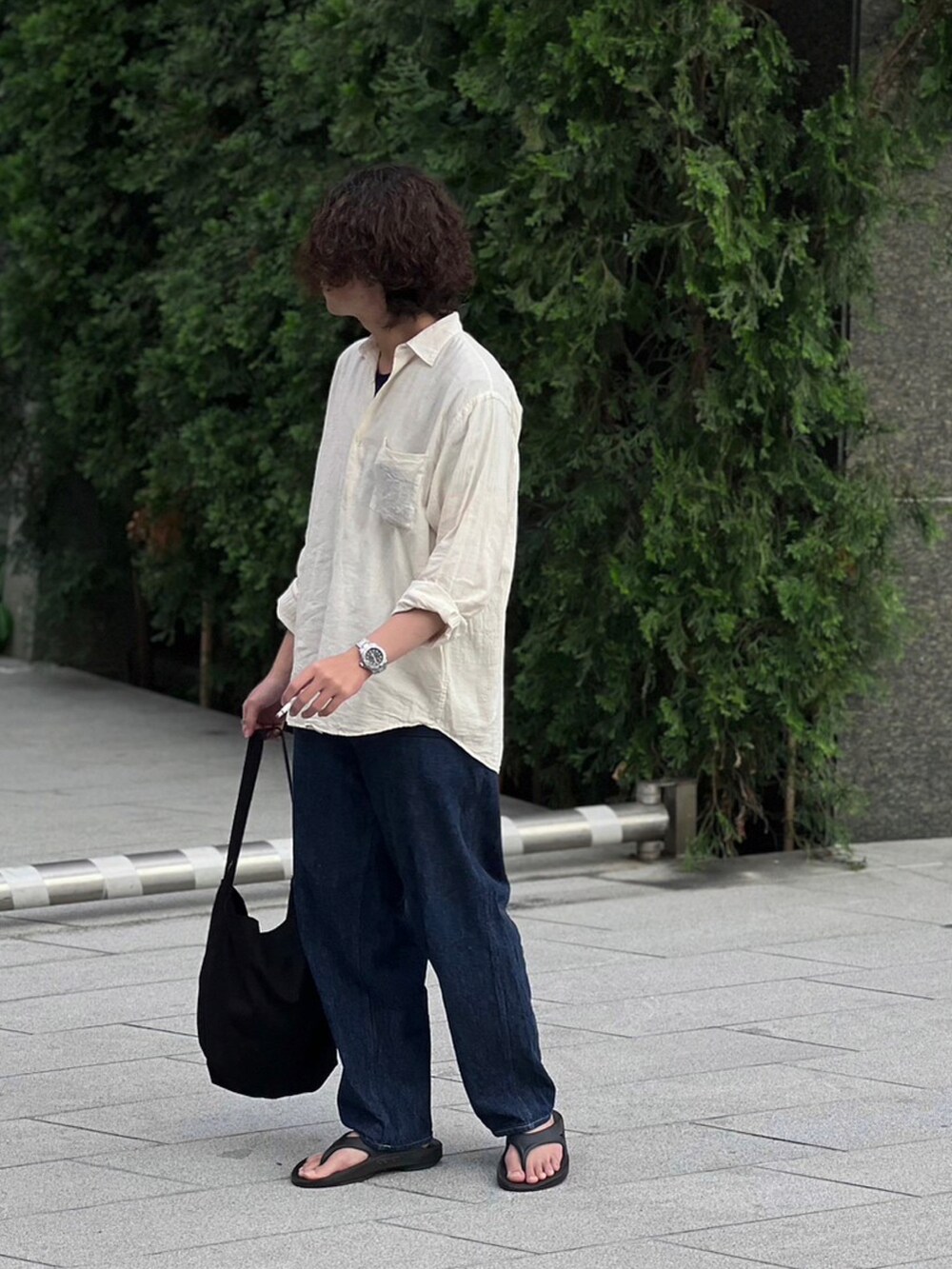 ベージュ系のシャツ/ブラウス、ブルー系のデニムパンツを着用したメンズの夏コーディネートの2枚目の写真