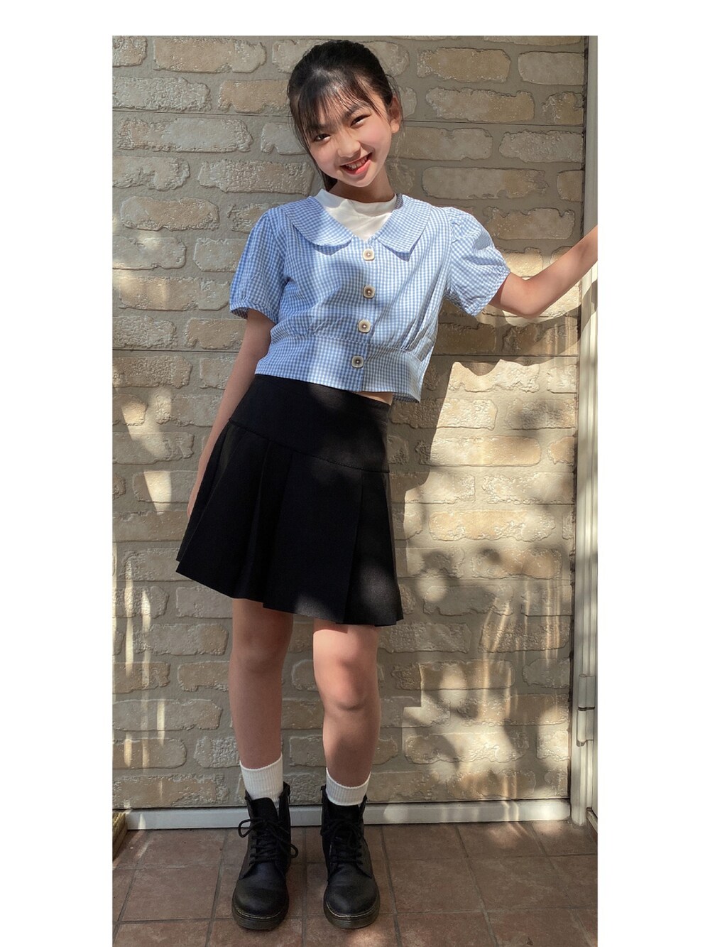 ブラック系のブーツ、ホワイト系のソックス/靴下を着用したキッズの春コーディネートの2枚目の写真