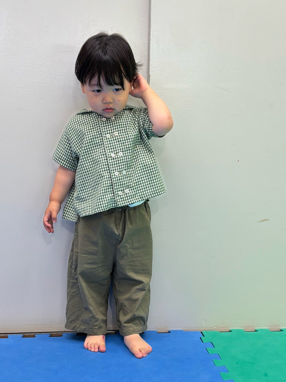 グリーン系のトップスを着用したキッズの夏コーディネートの2枚目の写真