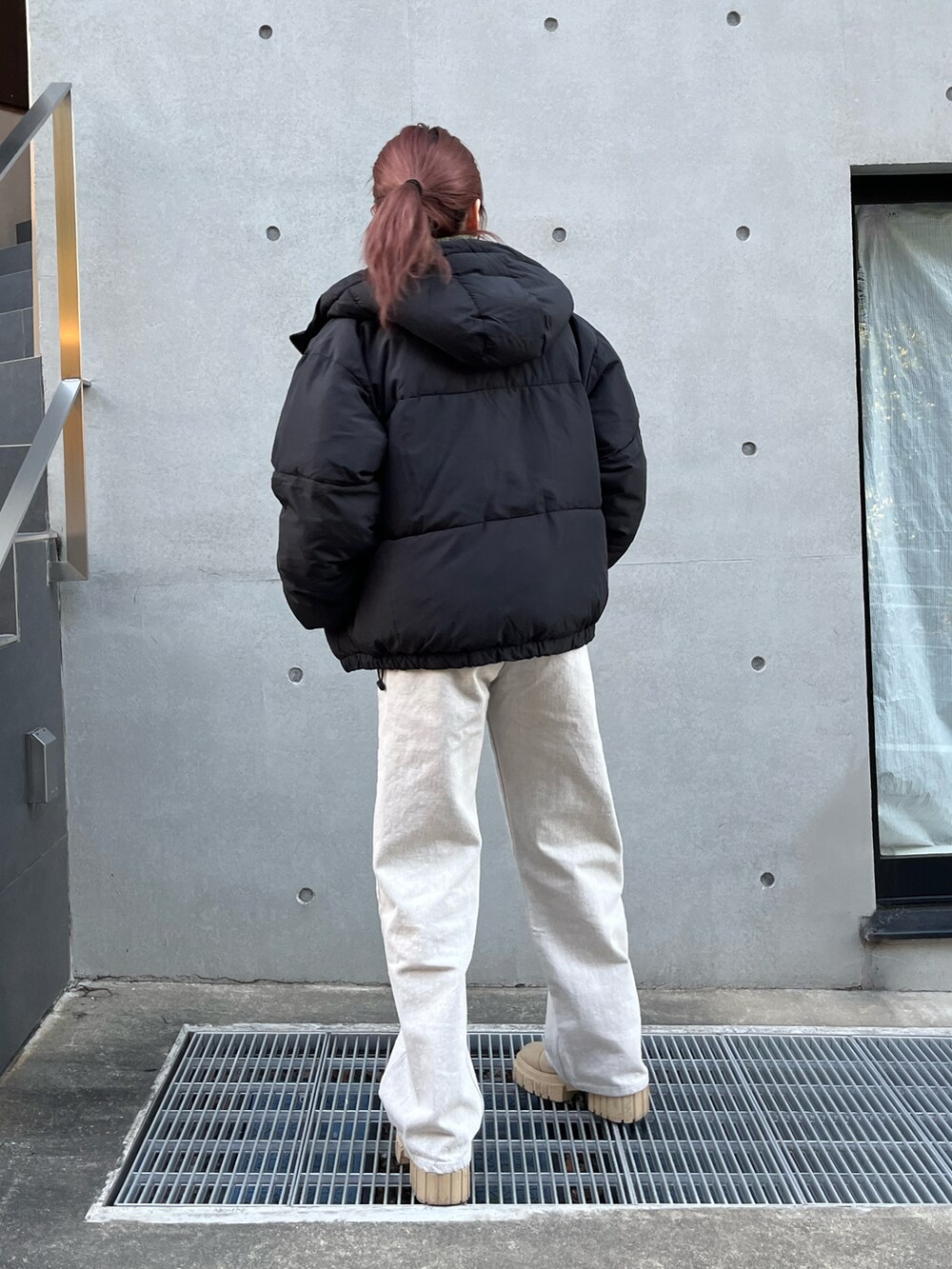 「冬コーデ、カジュアルコーデ、楽チンコーデ、パンツスタイル、デニム、ダウンジャケット、ニット、スリット、シンプル、シンプルコーデ」｜「Fluggeのhoodie short fiber down/フーディーショートファイバーダウン（ダウンジャケット/コート、ブラック系）」を使った、ひまり︎︎さん（レディース・157cm）の冬コーディネートの3枚目の写真