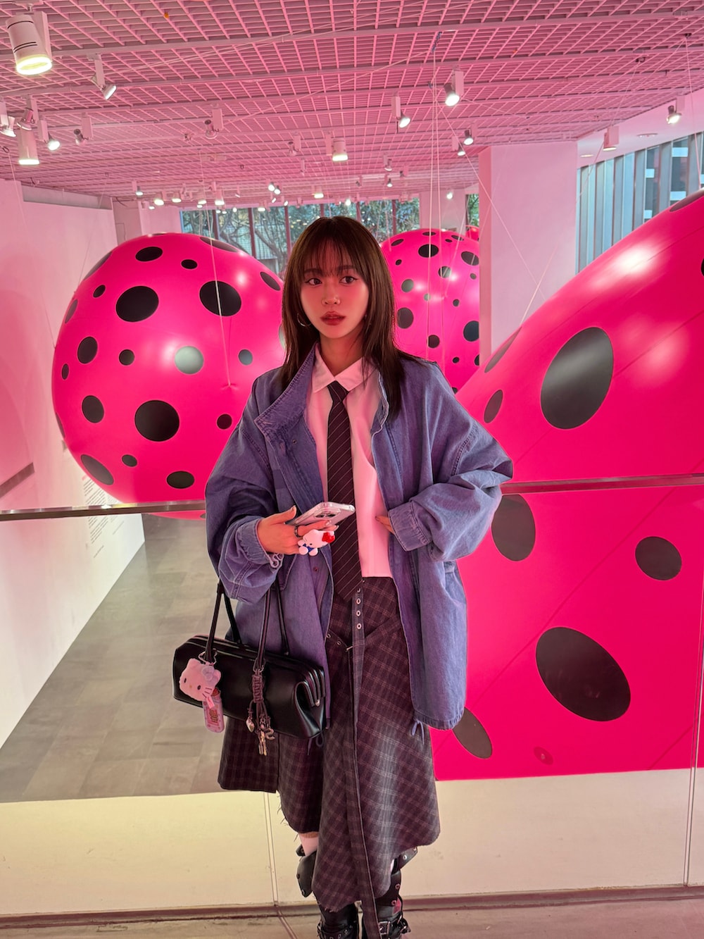 ホワイト系のシャツ/ブラウス、ブルー系のモッズコート、グレー系のスカートを着用したレディースの春コーディネートの2枚目の写真