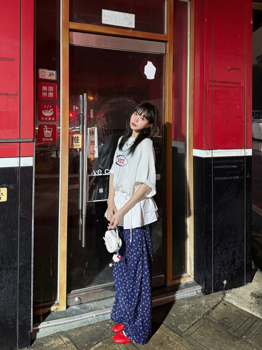 ホワイト系のTシャツ/カットソー、ブルー系のパンツ、ホワイト系のスカートを着用したレディースの秋コーディネートの2枚目の写真