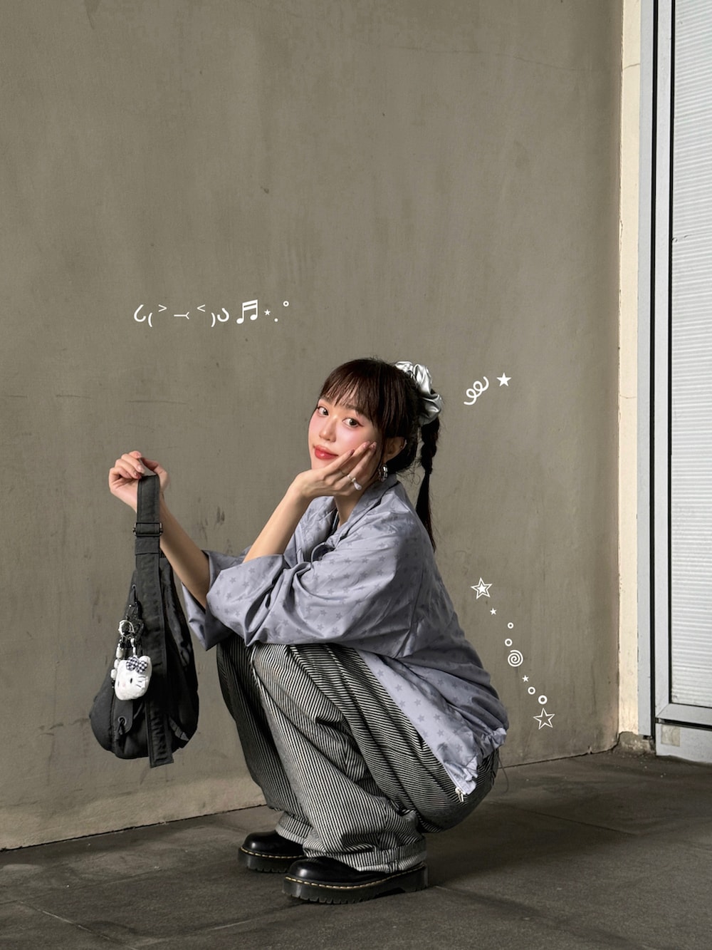 ブルー系のTシャツ/カットソー、グレー系のジャケット/アウター、ブラック系のパンツを着用したレディースの夏コーディネートの2枚目の写真