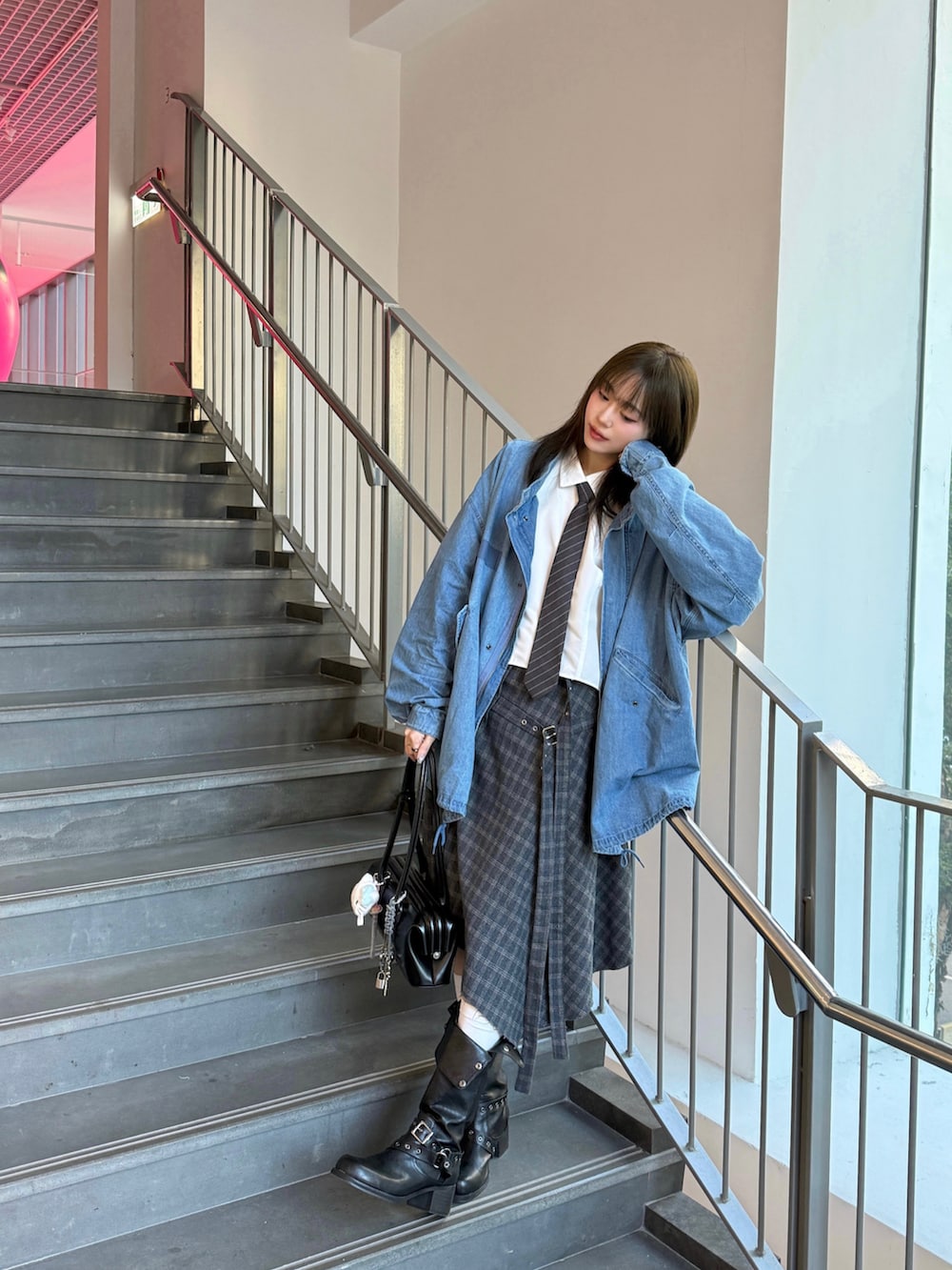 ホワイト系のシャツ/ブラウス、ブルー系のモッズコート、グレー系のスカートを着用したレディースの春コーディネートの3枚目の写真