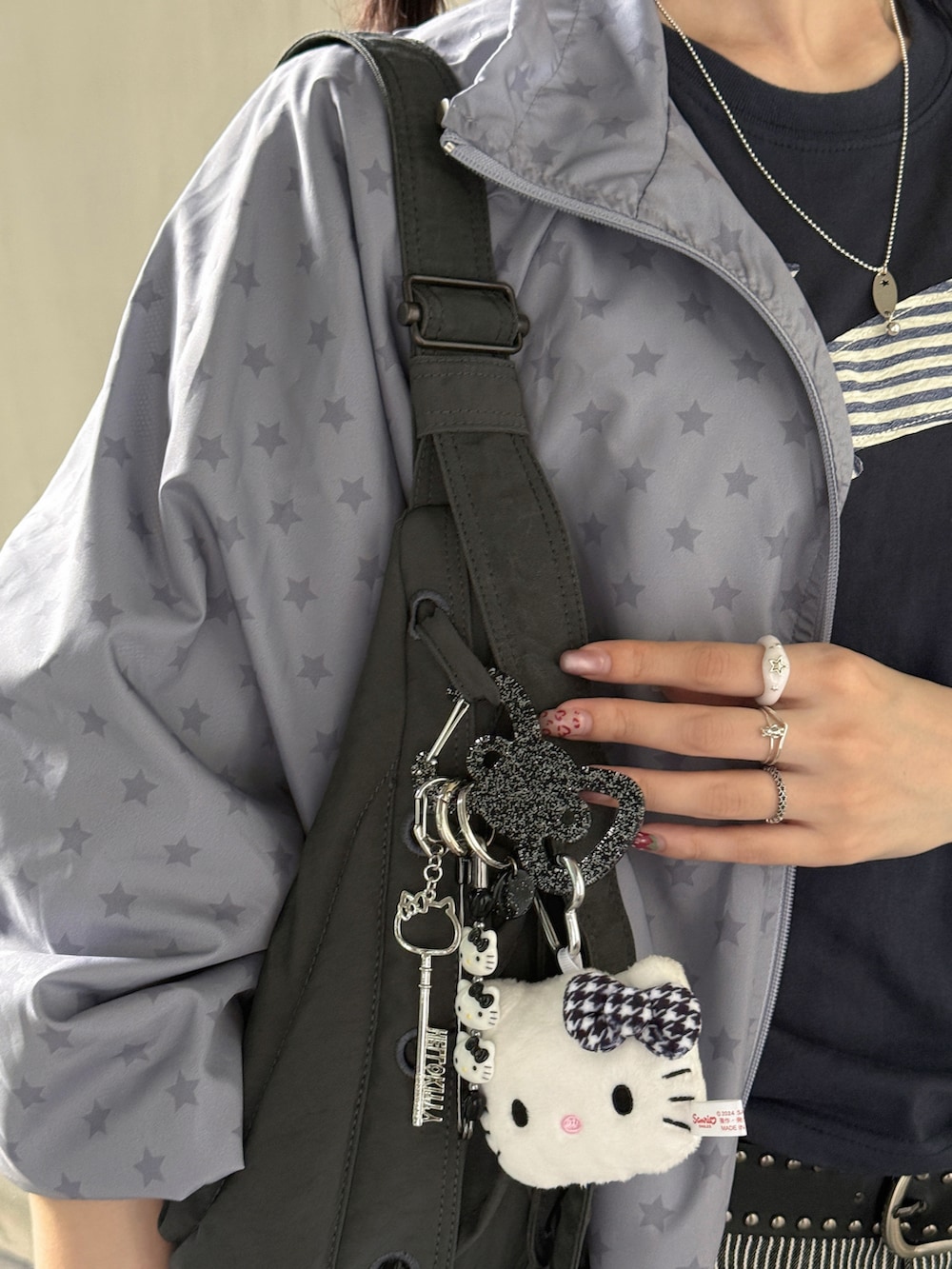 ブルー系のTシャツ/カットソー、グレー系のジャケット/アウター、ブラック系のパンツを着用したレディースの夏コーディネートの4枚目の写真