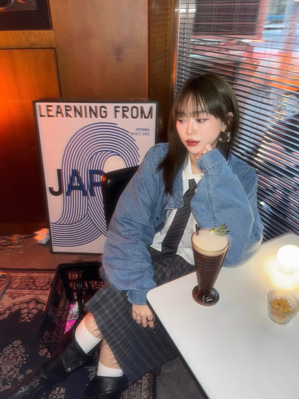 ホワイト系のシャツ/ブラウス、ブルー系のモッズコート、グレー系のスカートを着用したレディースの春コーディネートの4枚目の写真