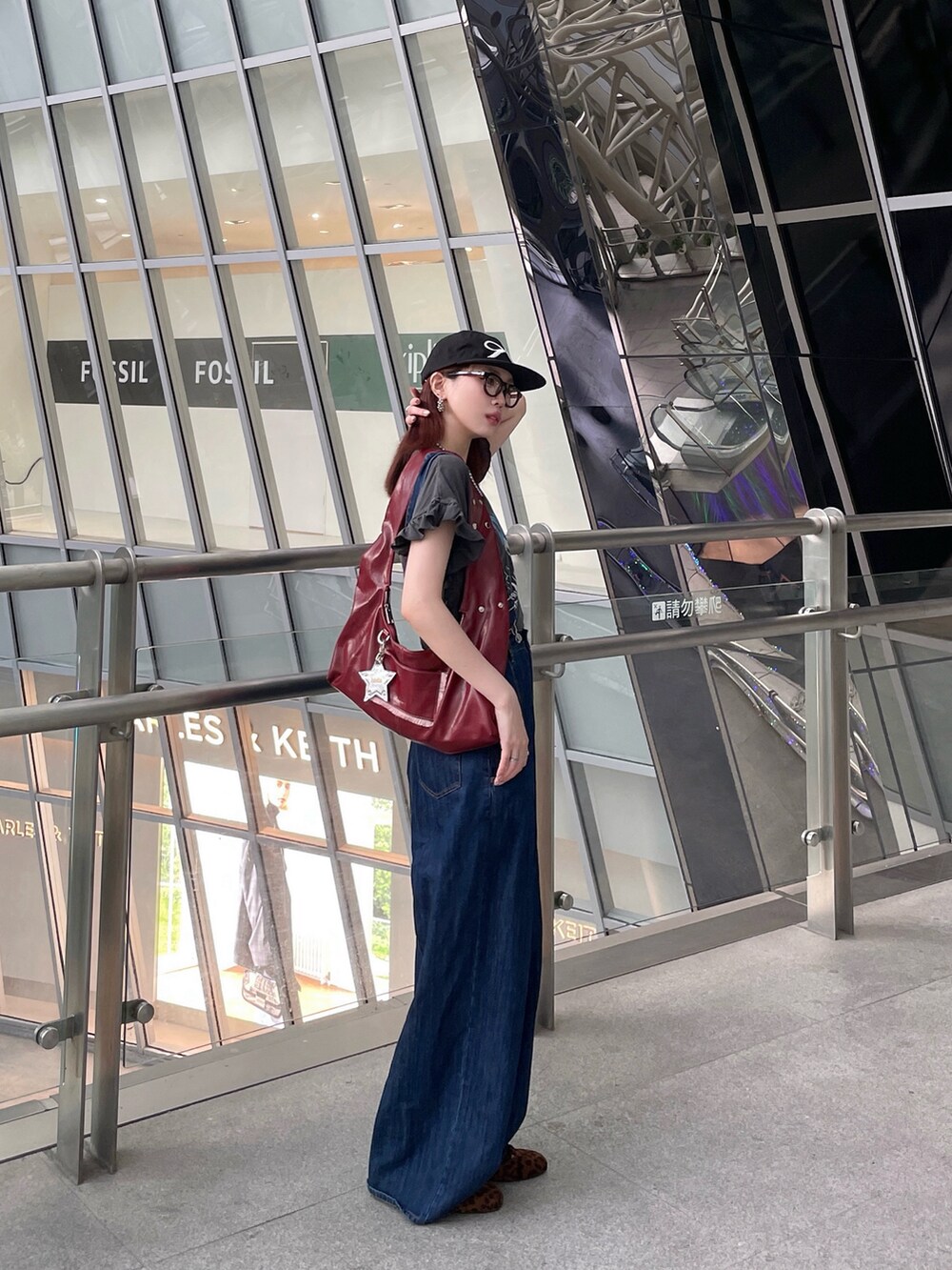 グレー系のTシャツ/カットソー、ブルー系のサロペット/オーバーオール、レッド系のバッグを着用したレディースの秋コーディネートの2枚目の写真