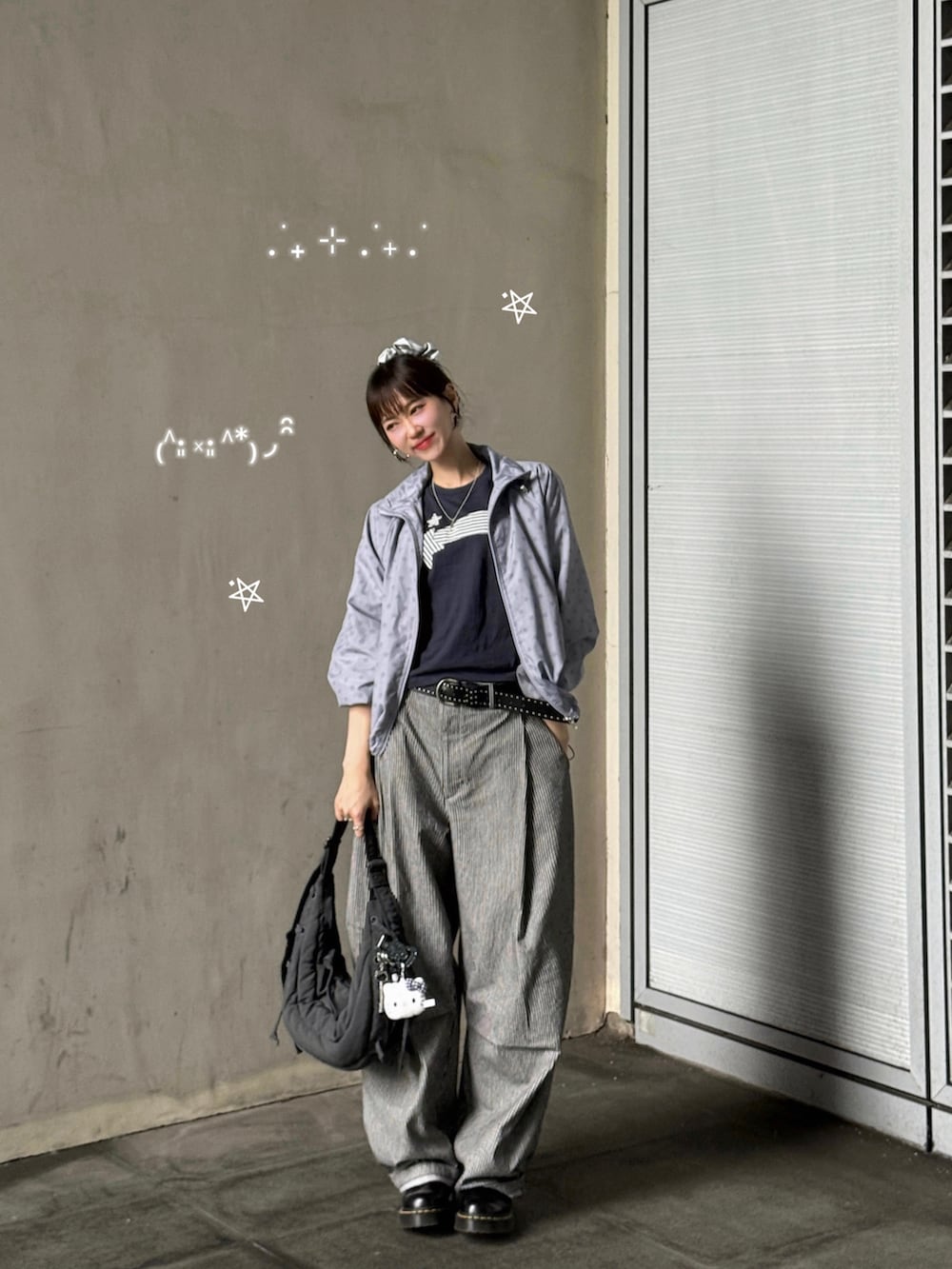 ブルー系のTシャツ/カットソー、グレー系のジャケット/アウター、ブラック系のパンツを着用したレディースの夏コーディネートの3枚目の写真