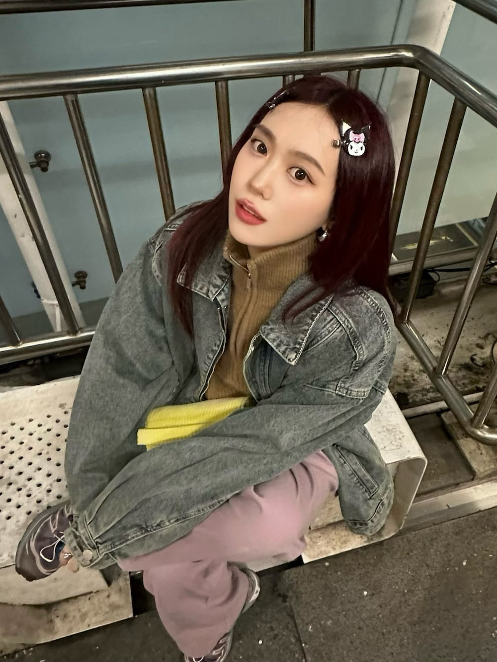 ベージュ系のニット/セーター、ブルー系のデニムジャケット、パープル系のパンツを着用したレディースの冬コーディネートの4枚目の写真