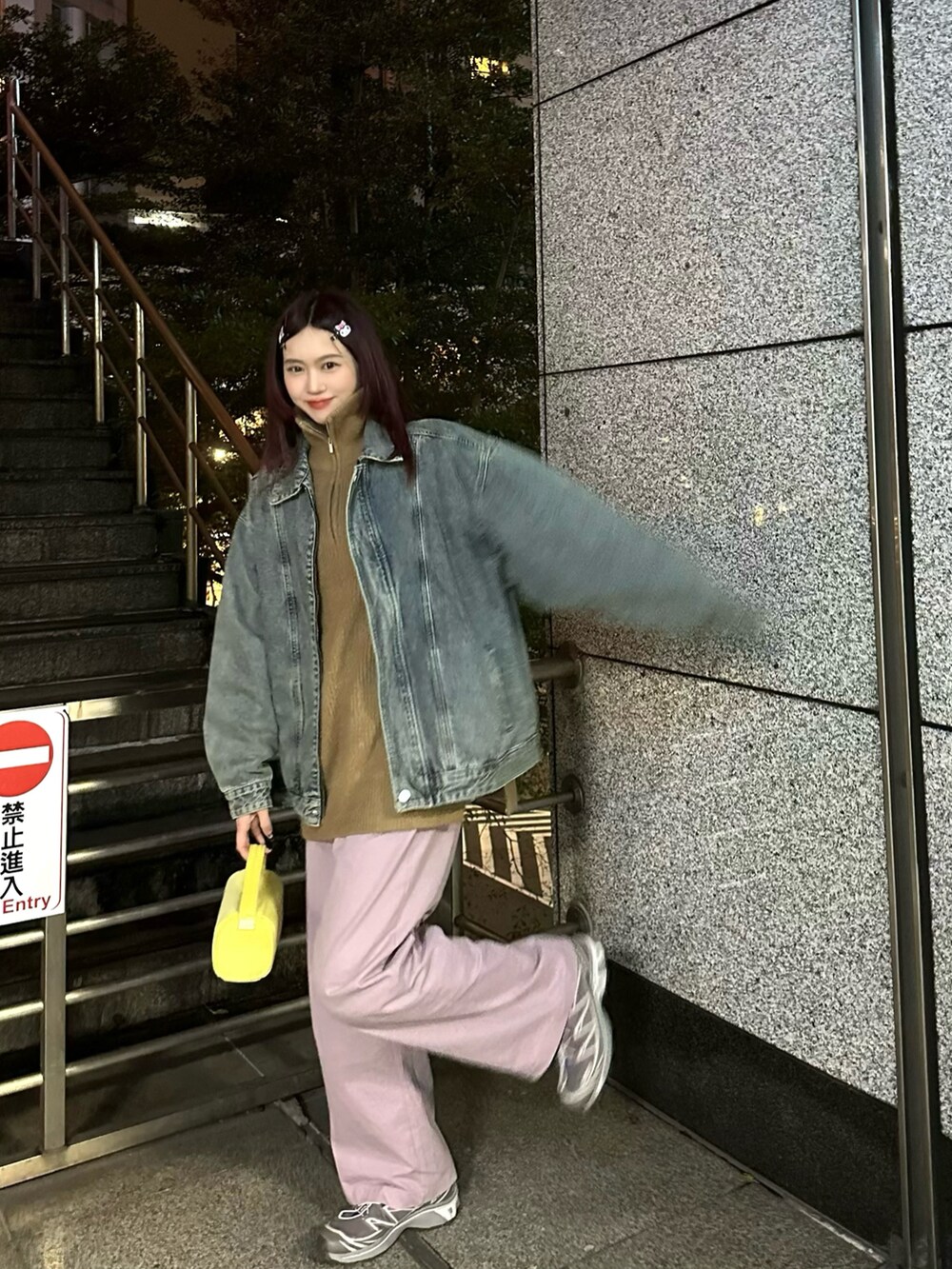 ベージュ系のニット/セーター、ブルー系のデニムジャケット、パープル系のパンツを着用したレディースの冬コーディネートの3枚目の写真