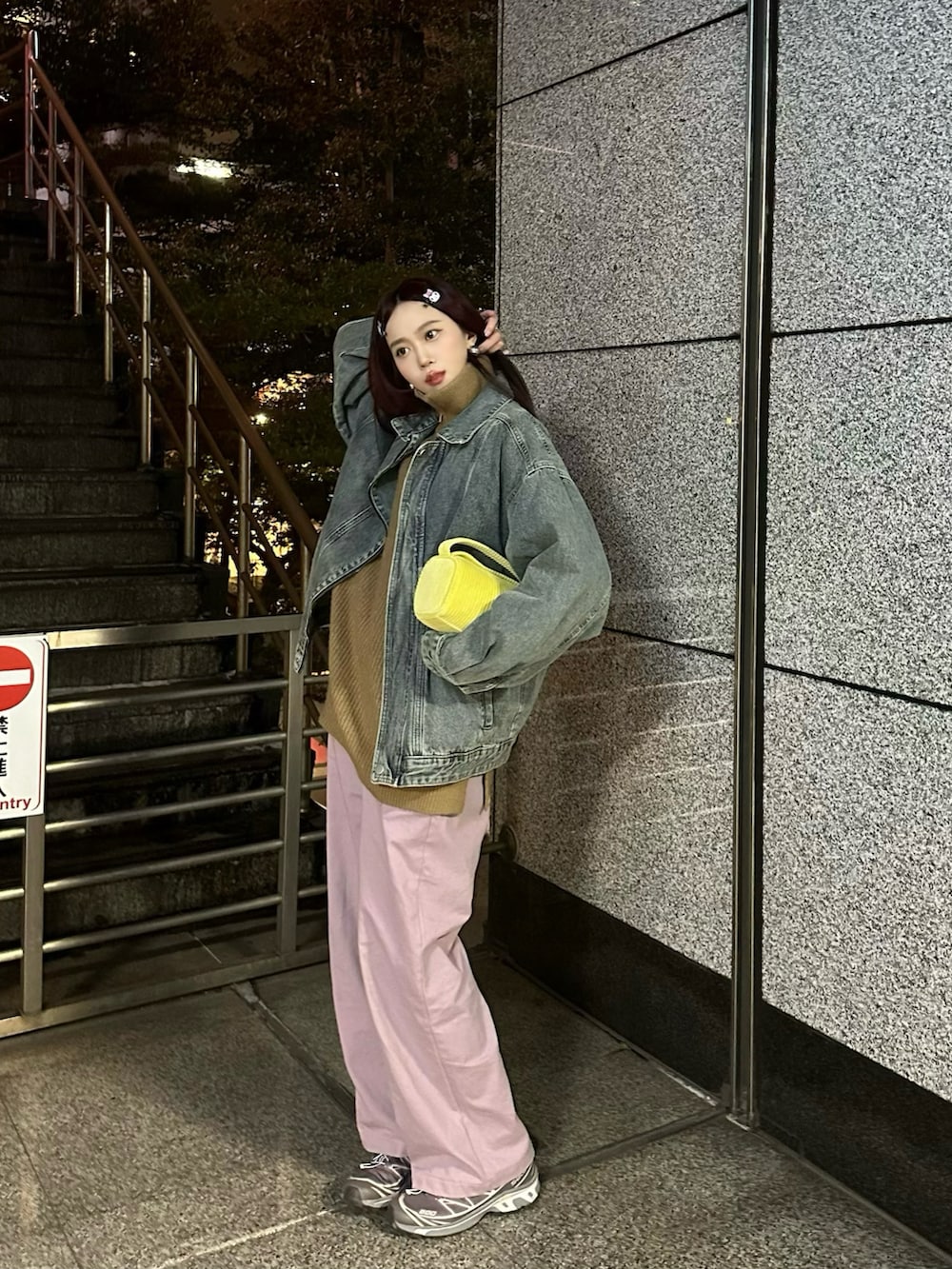 ベージュ系のニット/セーター、ブルー系のデニムジャケット、パープル系のパンツを着用したレディースの冬コーディネートの2枚目の写真