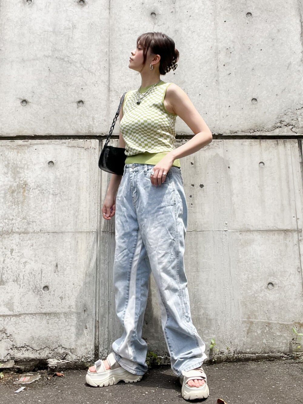 グリーン系のタンクトップ、ホワイト系のサンダル、ゴールド系のリングを着用したレディースの夏コーディネートの4枚目の写真