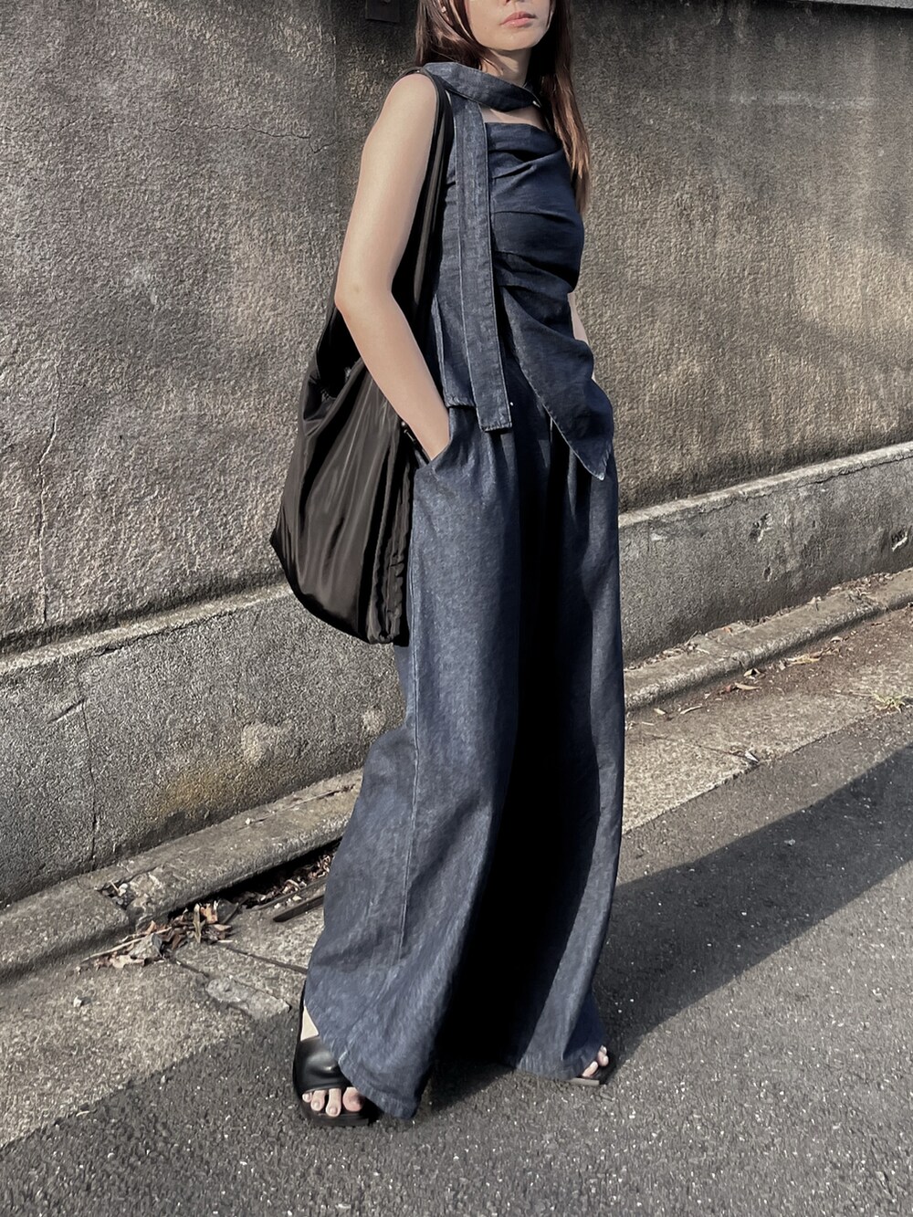 ブラック系のトートバッグを着用したレディースの秋コーディネートの3枚目の写真