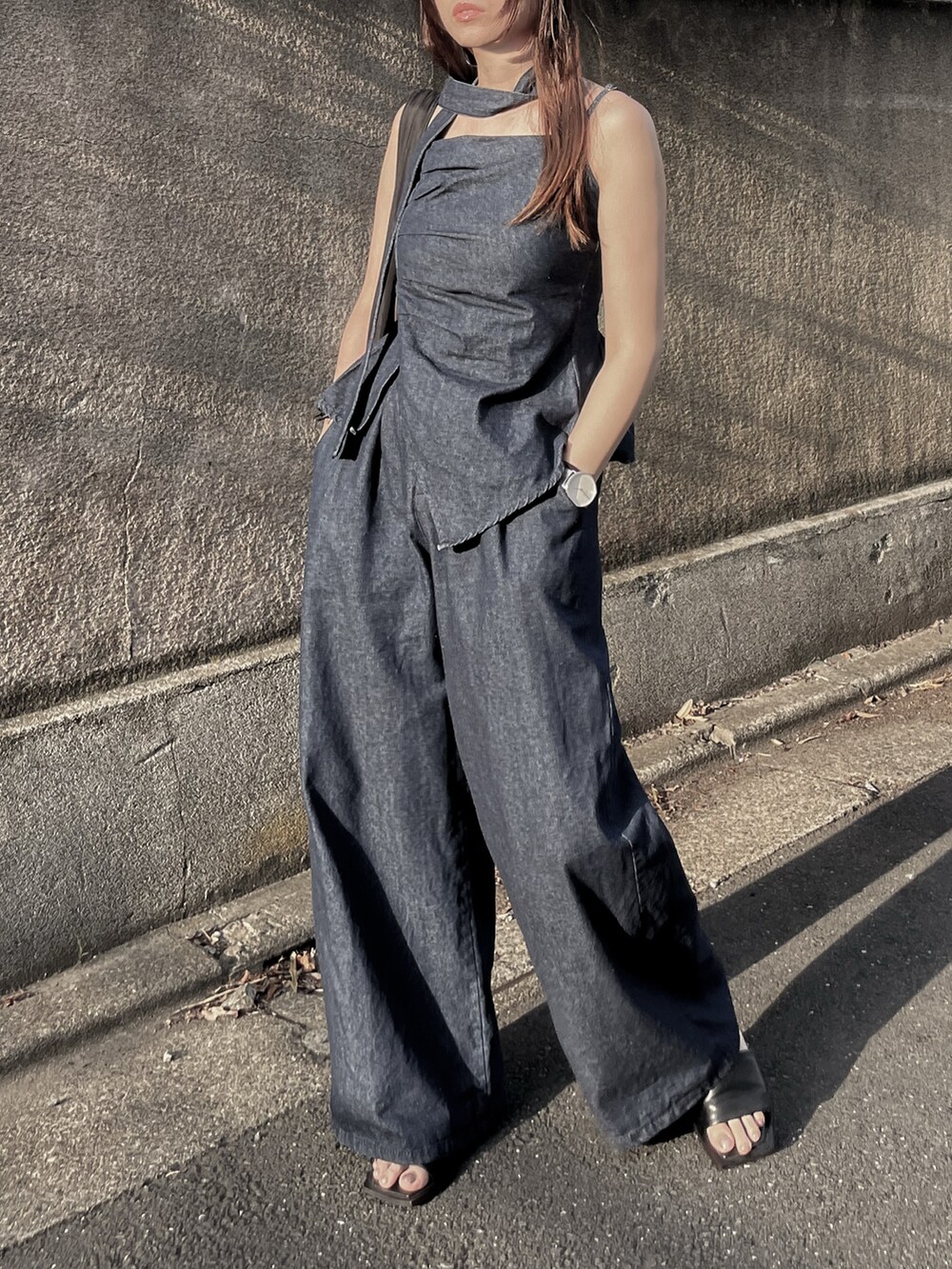 ブラック系のトートバッグを着用したレディースの秋コーディネートの2枚目の写真