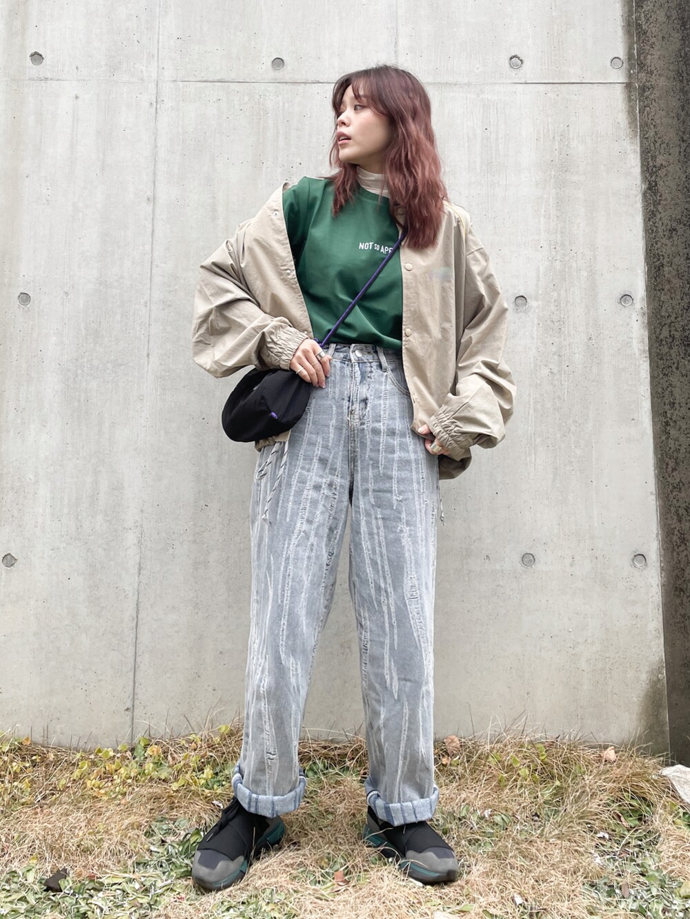 「スタジャン、ビッグシルエット、マウンテンパーカー、ボリューム袖、デニム、春アウター、低身長、NotSoApe、perkyroom」｜「Not So ApeのNOT so APE テキスト Tシャツ（Tシャツ/カットソー、グリーン系）」を使った、wenさん（レディース・155cm）の冬コーディネートの2枚目の写真