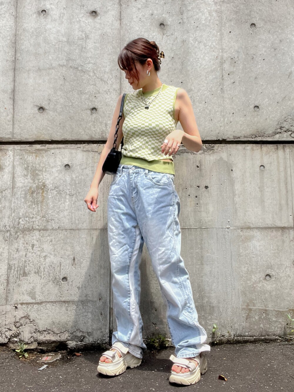 グリーン系のタンクトップ、ホワイト系のサンダル、ゴールド系のリングを着用したレディースの夏コーディネートの2枚目の写真