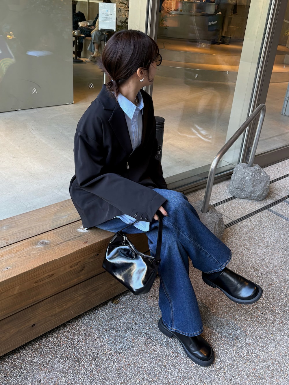 ブルー系のデニムパンツ、ブルー系のシャツ/ブラウス、ブラック系のテーラードジャケットを着用したレディースの春コーディネートの4枚目の写真