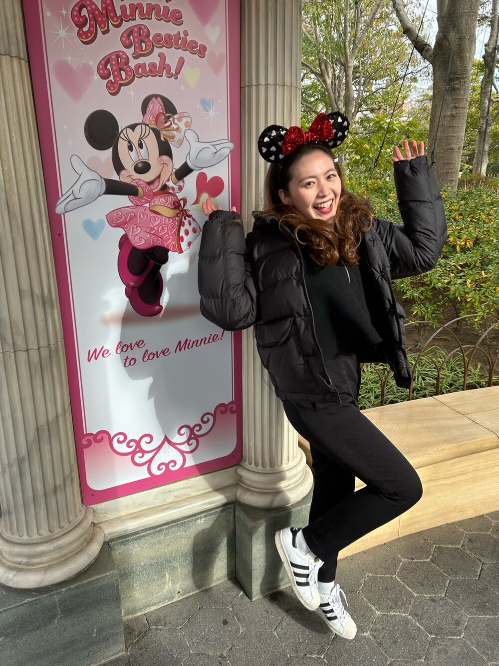 ブラック系のダウンジャケット/コート、ブラック系のその他パンツ、ホワイト系のスニーカーを着用したレディースの冬コーディネートの2枚目の写真