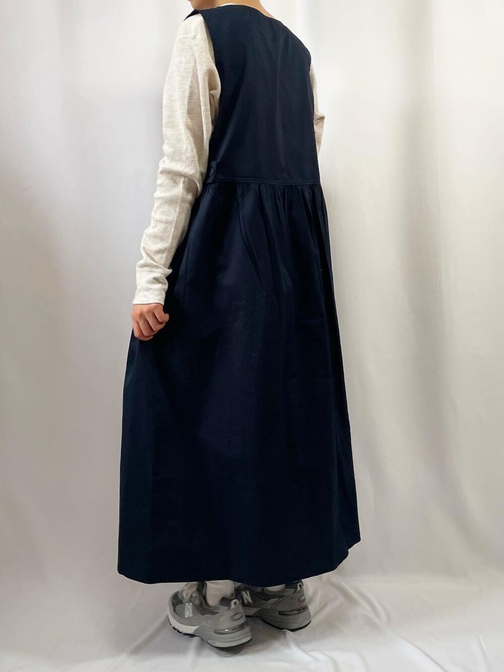 グレー系のスニーカー、ブラック系のボストンバッグを着用したレディースの春コーディネートの2枚目の写真