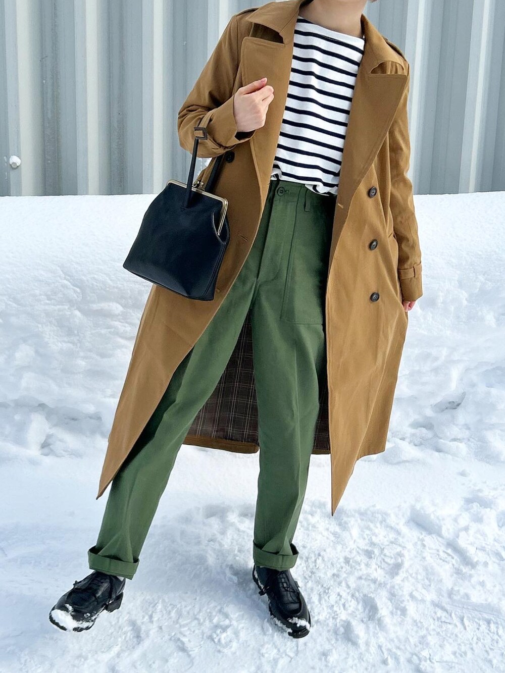 ホワイト系のTシャツ/カットソー、グリーン系のその他パンツ、ブラック系のドレスシューズを着用したレディースの冬コーディネートの2枚目の写真