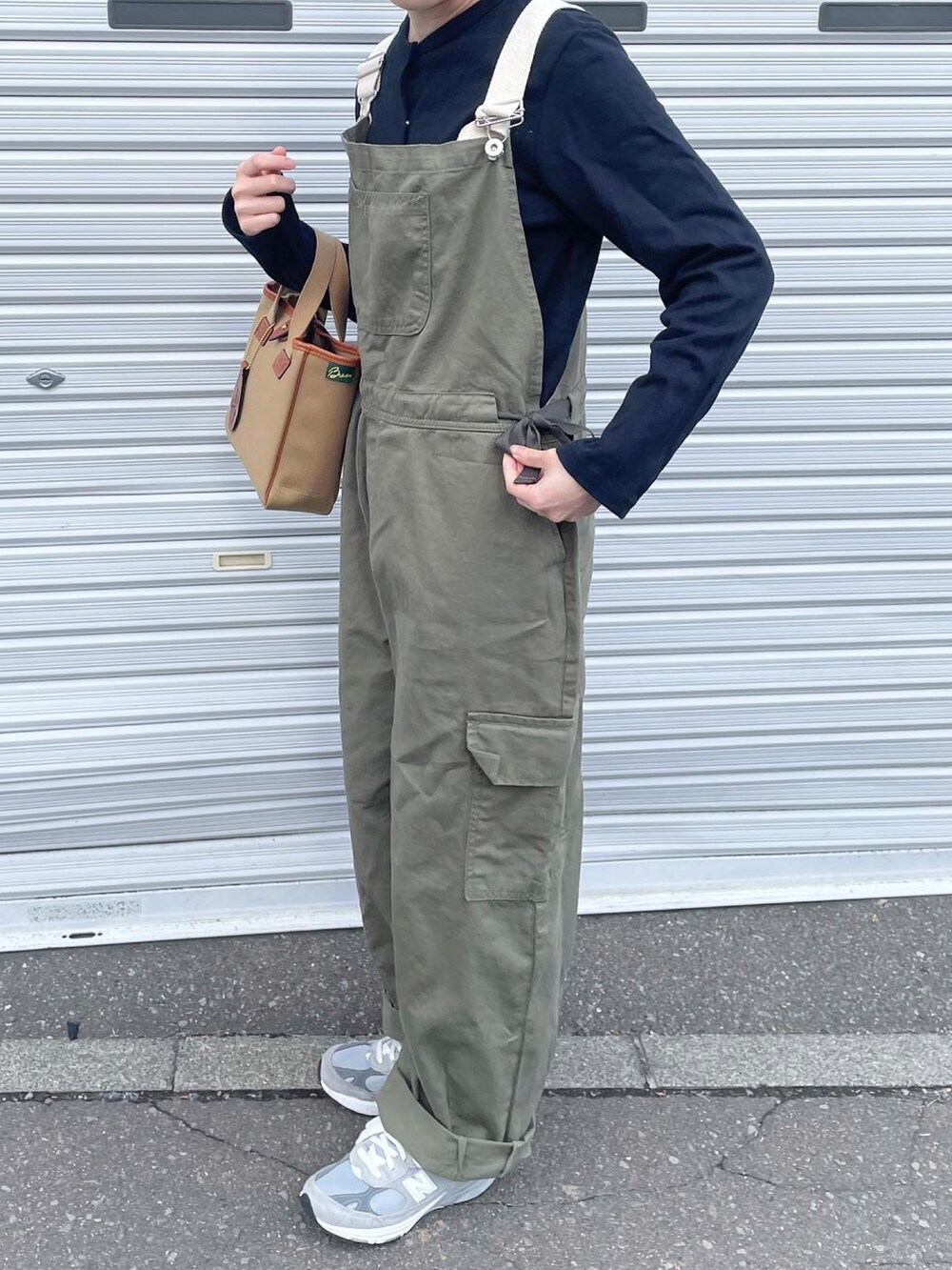 ブラウン系のハンドバッグ、グレー系のスニーカー、ホワイト系のカーディガン/ボレロを着用したレディースの秋コーディネートの3枚目の写真