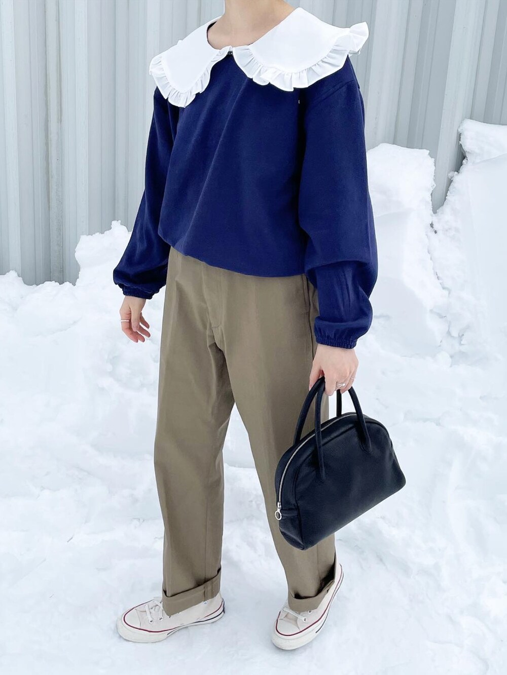 「シンゾーン(Shinzone)、スウェット、襟付きトップス、コンバース、CT70s、ootd、パンツコーデ、シンプル、オトナ女子、オトナカジュアル、プチプラ、きれいめカジュアル、ベージュコーデ、私の推しブランド、ミニボストン」｜「tokyogirlsmarketのアイテム（スウェット、ブルー系）」を使った、ゆうさん（レディース・157cm）の冬コーディネートの2枚目の写真
