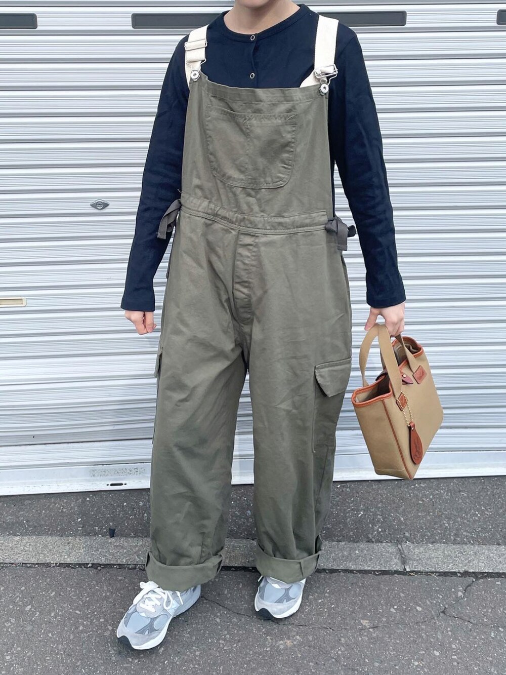 ブラウン系のハンドバッグ、グレー系のスニーカー、ホワイト系のカーディガン/ボレロを着用したレディースの秋コーディネートの4枚目の写真