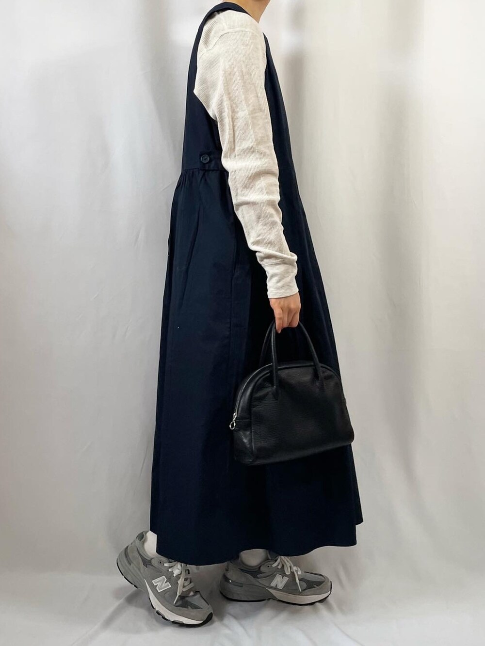 グレー系のスニーカー、ブラック系のボストンバッグを着用したレディースの春コーディネートの3枚目の写真