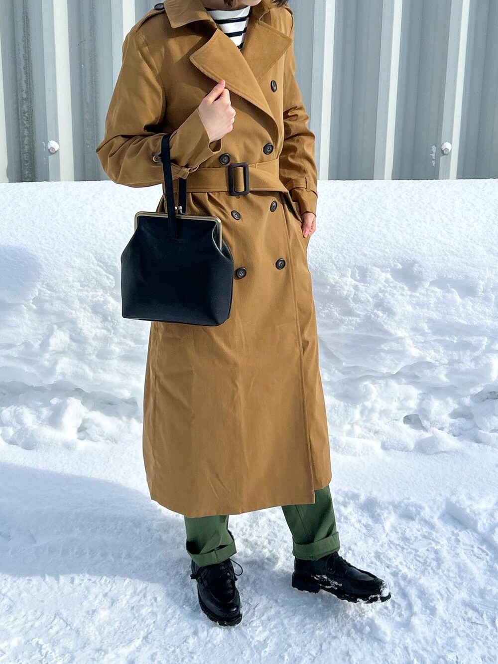 ホワイト系のTシャツ/カットソー、グリーン系のその他パンツ、ブラック系のドレスシューズを着用したレディースの冬コーディネートの3枚目の写真