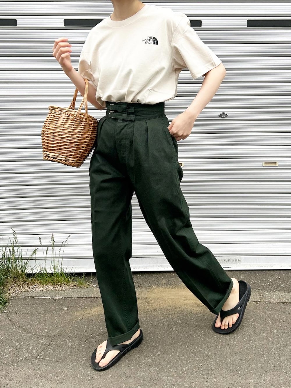 ベージュ系のTシャツ/カットソー、グリーン系のその他パンツ、ブラック系のサンダルを着用したレディースの夏コーディネートの2枚目の写真