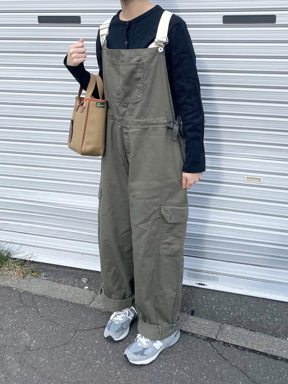 ブラウン系のハンドバッグ、グレー系のスニーカー、ホワイト系のカーディガン/ボレロを着用したレディースの秋コーディネートの2枚目の写真