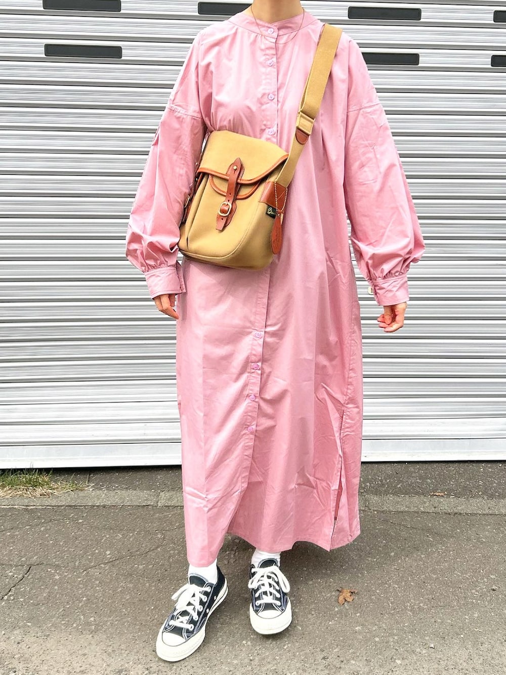 「シャツワンピ、シャツワンピース、ワンピース、ブレディ、コンバース、converse、ピンク、ピンクコーデ、スニーカー、スニーカーコーデ、ピンク×ブラック、ワンピーススタイル、ワンピース×スニーカー」｜「BRADYの【Brady/ブレディ】ショルダーバッグ（ショルダーバッグ、ベージュ系）」を使った、ゆうさん（レディース・157cm）の春コーディネートの2枚目の写真