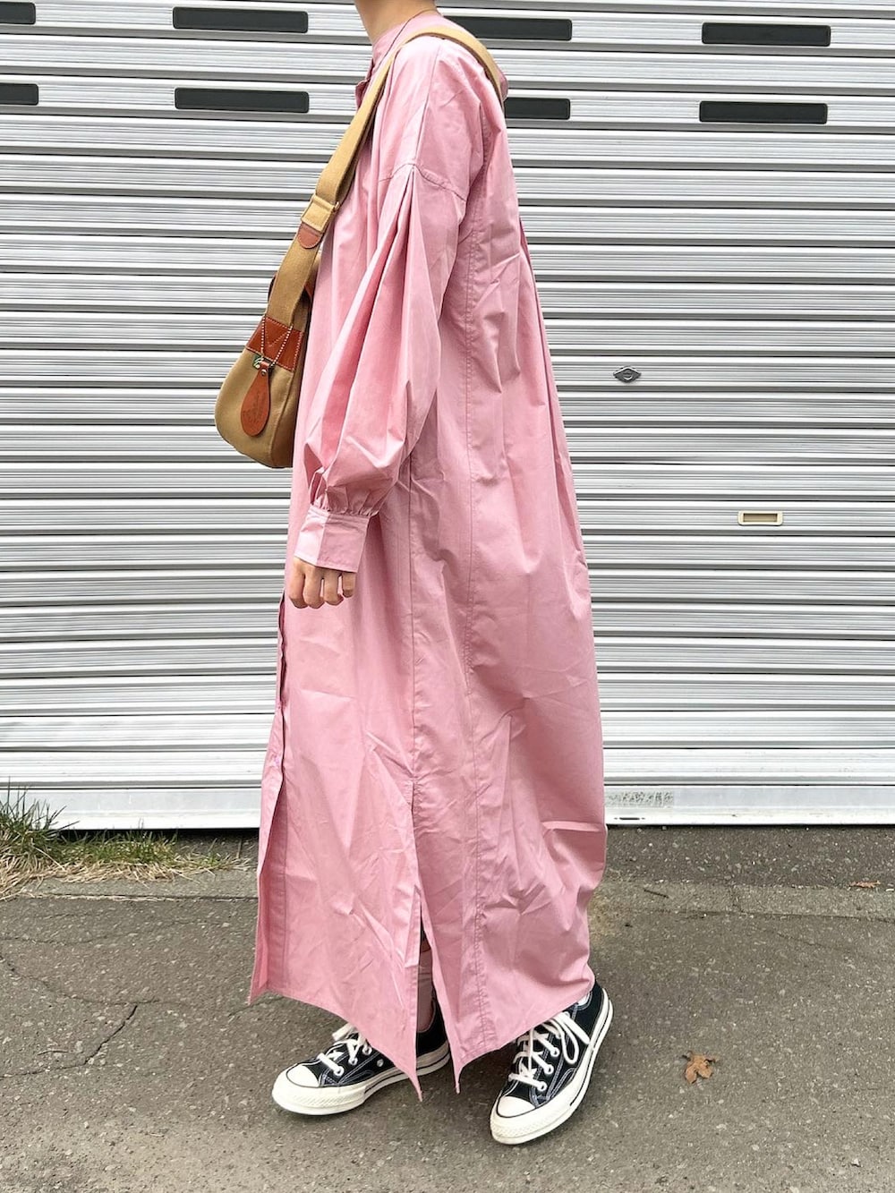 「シャツワンピ、シャツワンピース、ワンピース、ブレディ、コンバース、converse、ピンク、ピンクコーデ、スニーカー、スニーカーコーデ、ピンク×ブラック、ワンピーススタイル、ワンピース×スニーカー」｜「BRADYの【Brady/ブレディ】ショルダーバッグ（ショルダーバッグ、ベージュ系）」を使った、ゆうさん（レディース・157cm）の春コーディネートの3枚目の写真