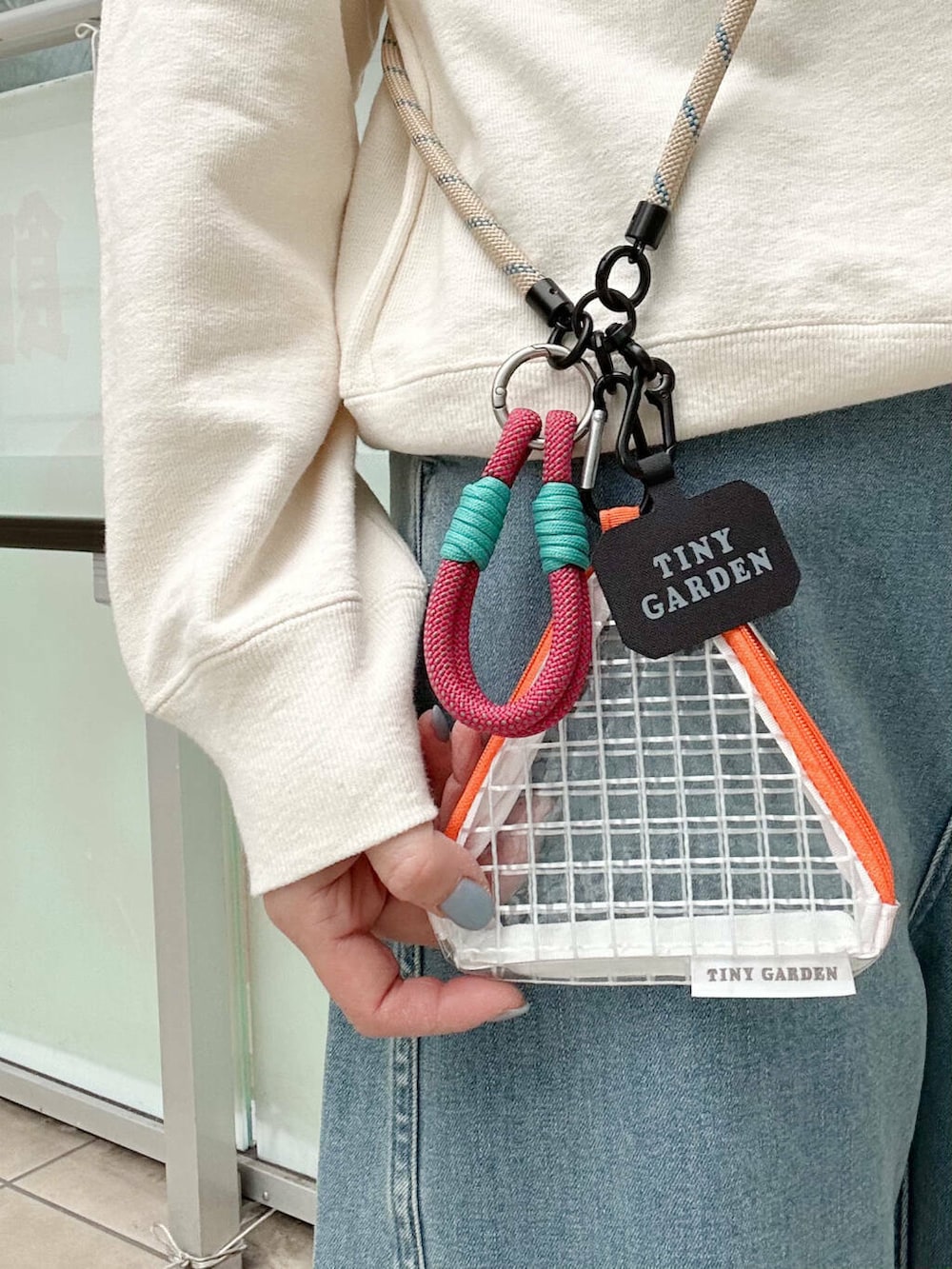 「デニム、newarrival、doors、ロング丈アウターコーデ、私の推しデニムスタイル」｜「EKALのTINY GARDEN PRODUCTS　アクティブショルダーストラップ（スマホグッズ、ベージュ系）」を使った、かみやまさん（レディース・160cm）の冬コーディネートの5枚目の写真