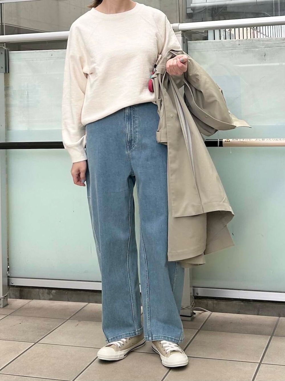 「デニム、newarrival、doors、ロング丈アウターコーデ、私の推しデニムスタイル」｜「EKALのTINY GARDEN PRODUCTS　アクティブショルダーストラップ（スマホグッズ、ベージュ系）」を使った、かみやまさん（レディース・160cm）の冬コーディネートの4枚目の写真