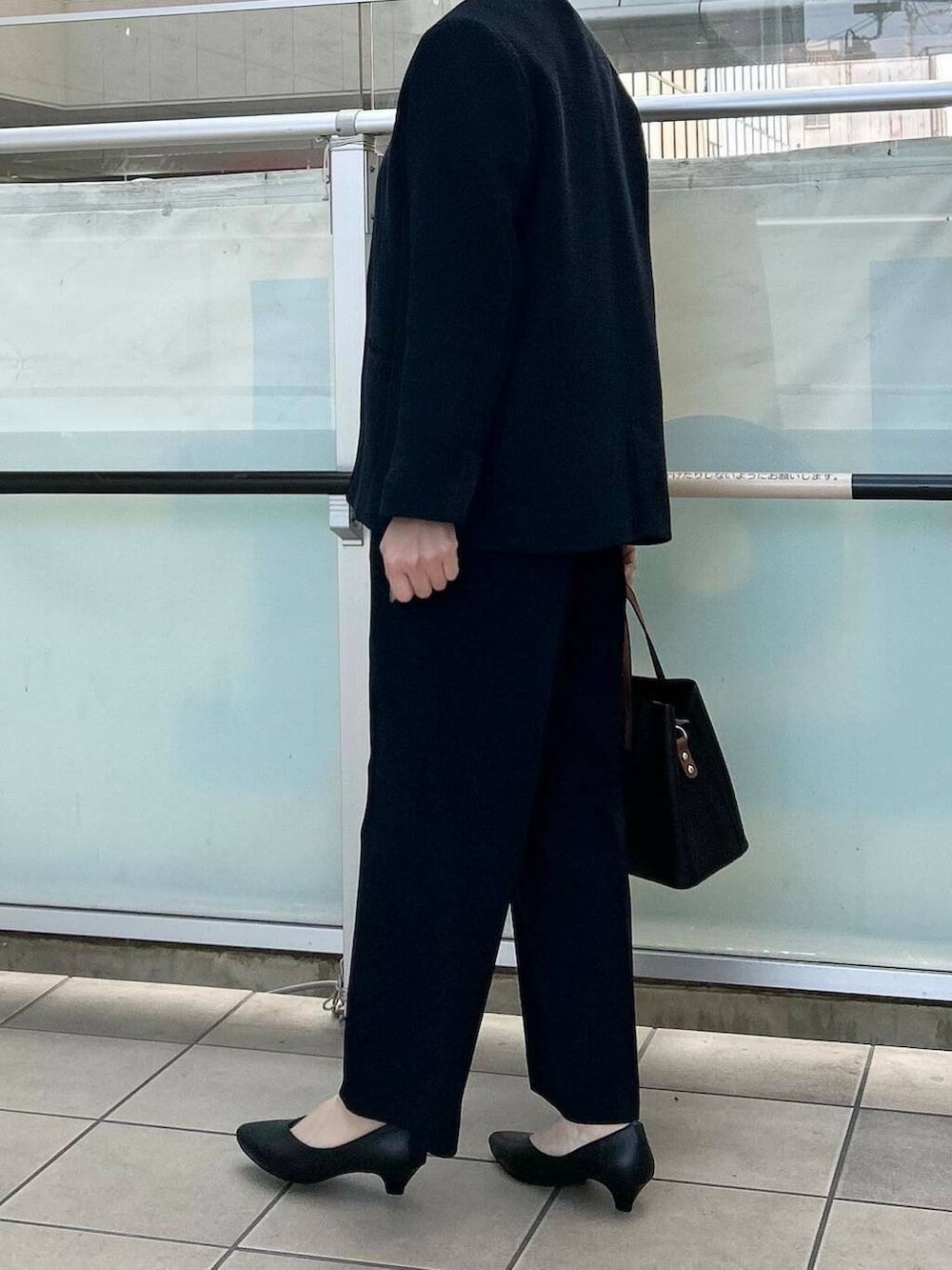 ブラック系のトートバッグ、ブルー系のスーツジャケット、ホワイト系のシャツ/ブラウスを着用したレディースの冬コーディネートの3枚目の写真