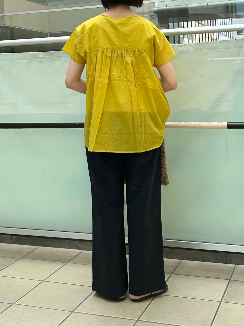 ブルー系のその他パンツ、ブラウン系のサンダル、イエロー系のシャツ/ブラウスを着用したレディースの夏コーディネートの3枚目の写真