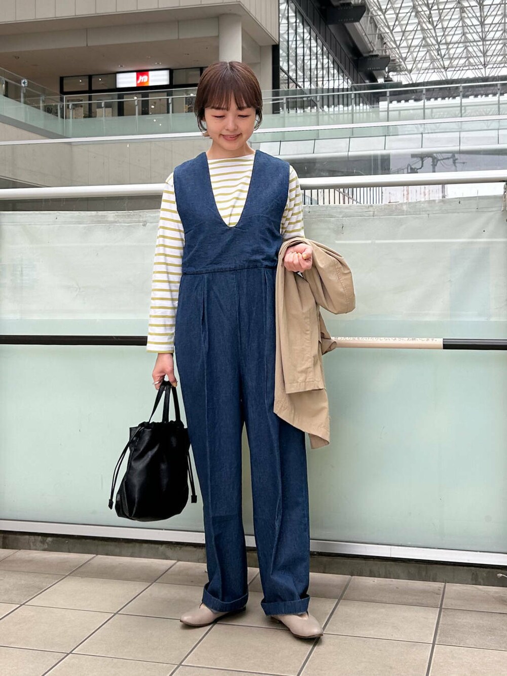 「デニム、ジャケット、アウター、ボーダー、サロペット、春アウター、newarrival、doors、春のジャケットスタイル」｜「FORK&SPOONのFORK&SPOON　ボートネックボーダー（Tシャツ/カットソー、イエロー系）」を使った、かみやまさん（レディース・160cm）の春コーディネートの4枚目の写真